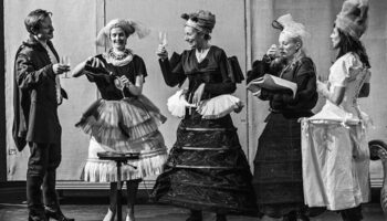 L’Italienne Emma Dante fait son entrée à la Comédie-Française avec « Les Femmes savantes » - Critique sortie Théâtre Paris Théâtre du Rond-Point