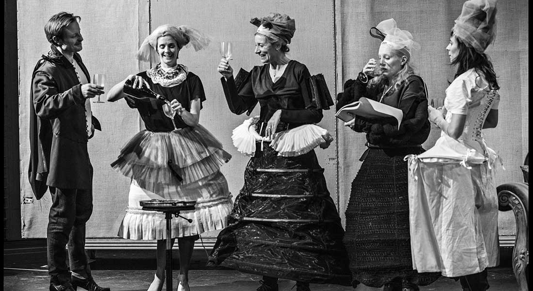 L’Italienne Emma Dante fait son entrée à la Comédie-Française avec « Les Femmes savantes » - Critique sortie Théâtre Paris Théâtre du Rond-Point