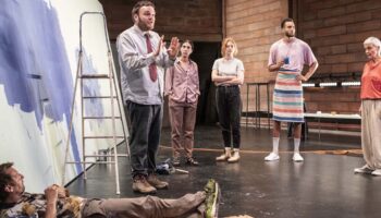 « Dialogue avec ce qui se passe » de Nicolas Doutey mis en scène par Adrien Béal, une exploration réjouissante et décalée de notre rapport au présent - Critique sortie Théâtre Théâtre Public de Montreuil