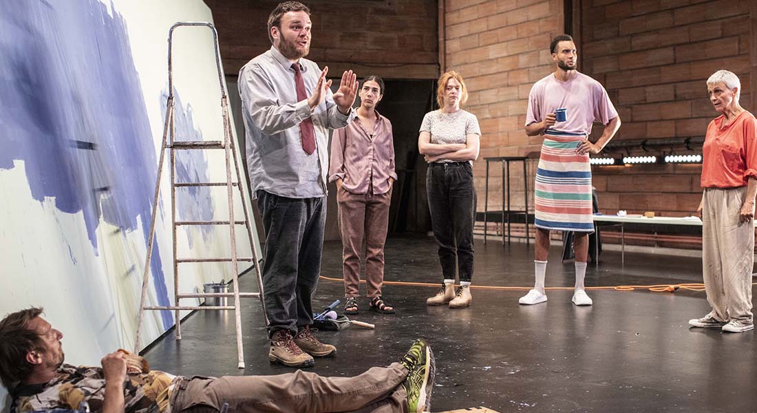 « Dialogue avec ce qui se passe » de Nicolas Doutey mis en scène par Adrien Béal, une exploration réjouissante et décalée de notre rapport au présent - Critique sortie Théâtre Théâtre Public de Montreuil