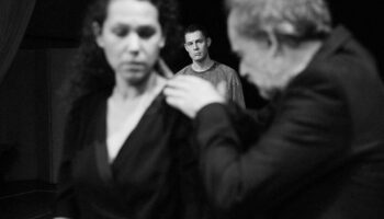 Avec « Hamlet », Ivo Van Hove interroge la violence contemporaine - Critique sortie Théâtre Paris Odéon-Théâtre de l’Europe