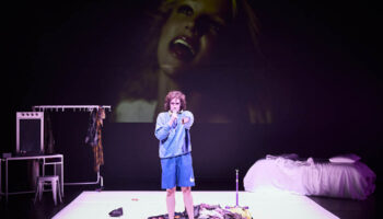 Marcos Caramés-Blanco présente « Ix : variations », une pièce sur l’existence d’un personnage intersexe qui doit se construire au sein de notre société queerphobe - Critique sortie Théâtre Paris Théâtre Ouvert - Centre national des dramaturgies contemporaines