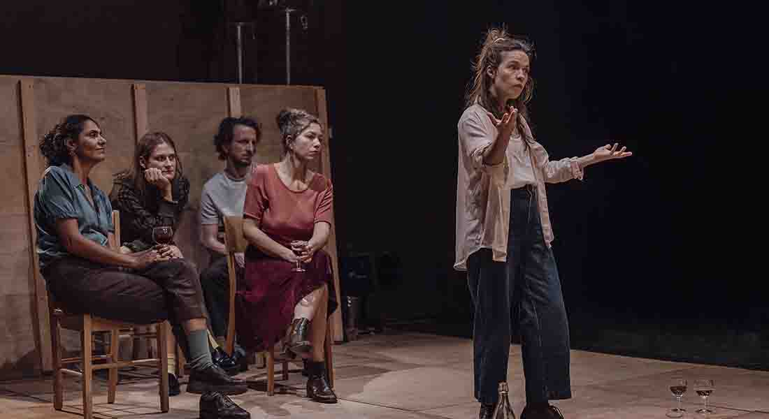 Nicolas Liautard et Magalie Nadaud mettent en scène « Le Banquet » de Platon en surjouant le plaisir de penser - Critique sortie Théâtre Paris Théâtre de la Tempête