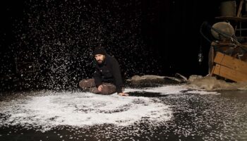 Elya Birman et Clémentine Niewdanski livrent une adaptation poignante des « Travailleurs de la mer » de Victor Hugo - Critique sortie Théâtre Paris Theatre de Poche