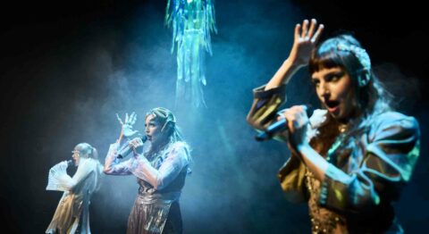 « Médusée », à Théâtre Ouvert : Léna Bokobza-Brunet trace un chemin pop de sororité - Critique sortie Théâtre Paris Théâtre ouvert