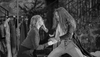 Simon Falguières rend hommage à Molière et aborde les tourments de notre époque avec « Molière et ses Masques » - Critique sortie Théâtre Paris Les Plateaux Sauvages