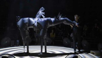 Nocturne (Parade) : Phia Ménard fait s’élever les souffles vitaux du théâtre - Critique sortie Théâtre Angers Le Quai - Centre dramatique national Angers Pays de la Loire