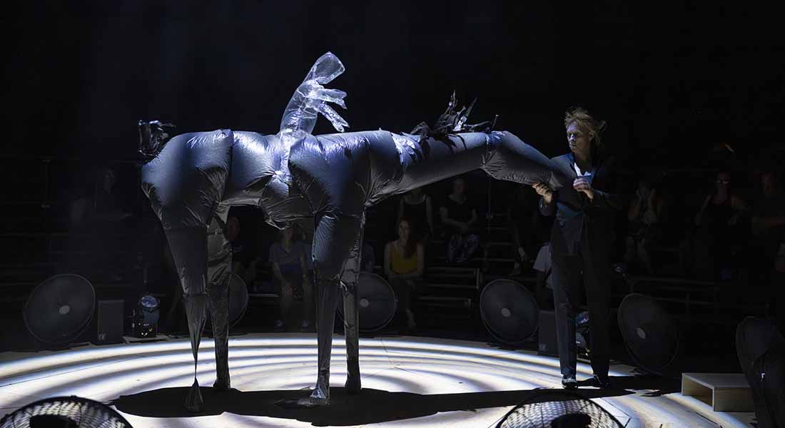 Nocturne (Parade) : Phia Ménard fait s’élever les souffles vitaux du théâtre - Critique sortie Théâtre Angers Le Quai - Centre dramatique national Angers Pays de la Loire