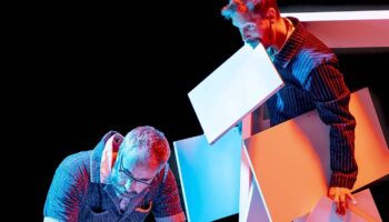 Mathieu Despoisse, Étienne Manceau et Bram Dobbelaere subliment le quotidien dans « Pling Klang » - Critique sortie Cirque Paris Théâtre du Rond-Point