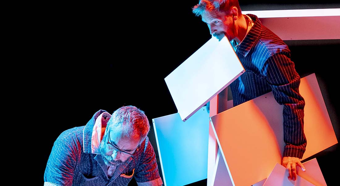 Mathieu Despoisse, Étienne Manceau et Bram Dobbelaere subliment le quotidien dans « Pling Klang » - Critique sortie Cirque Paris Théâtre du Rond-Point