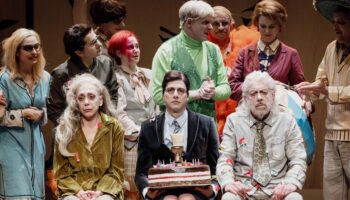 Wajdi Mouawad revient à « Willy Protagoras enfermé dans les toilettes », cri de colère contre un monde pourri - Critique sortie Théâtre Paris La Colline – Théâtre National