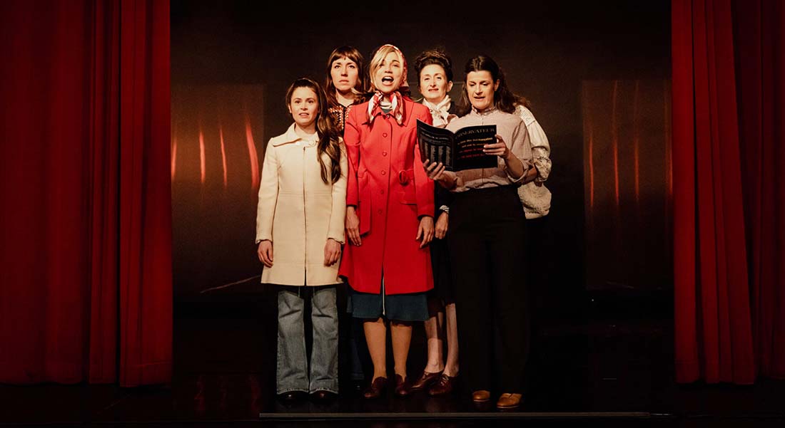 « Le Procès d’une vie », Barbara Lamballais et Karina Testa s’emparent du Procès de Bobigny et proposent au Splendid une pièce délicieusement incarnée - Critique sortie Théâtre 75010 Paris Théâtre du Splendid