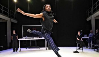 DOGS [Nouvelles du parc humain], conception Michel Schweizer - Critique sortie Danse Paris Le Centquatre