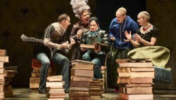 Emma Dante met en scène « Les Femmes savantes » avec la troupe de la Comédie-Française en alliant fantaisie, inventivité et humour - Critique sortie Théâtre Paris Théâtre du Rond Point(Comédie Française hors les murs)