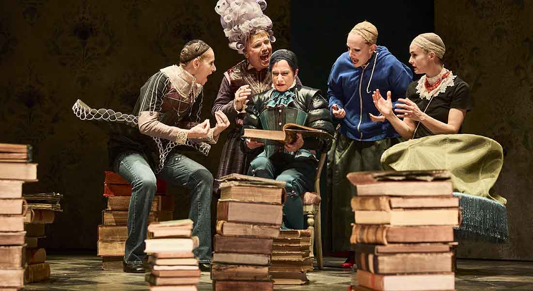 Emma Dante met en scène « Les Femmes savantes » avec la troupe de la Comédie-Française en alliant fantaisie, inventivité et humour - Critique sortie Théâtre Paris Théâtre du Rond Point(Comédie Française hors les murs)