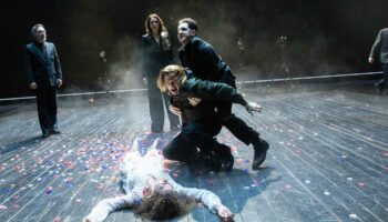 Ivo van Hove électrise « Hamlet » avec la troupe de la Comédie-Française : un diamant noir - Critique sortie Théâtre Paris Odéon-Théâtre de l’Europe