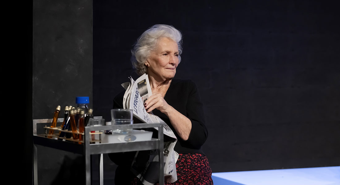 « La découvreuse oubliée » : Elisabeth Bouchaud et Julie Timmerman rendent justice à Marthe Gautier qui decouvrit les origines chromosomiques de la trisomie 21. - Critique sortie Théâtre Paris La Reine Blanche - Scène des arts et des sciences