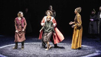 Avec « Le Cercle de craie caucasien » de Brecht, Emmanuel Demarcy-Mota et les siens offrent une illustration belle et émouvante des vertus de la tendresse. - Critique sortie Théâtre Paris Théâtre de la Ville - Sarah Bernard