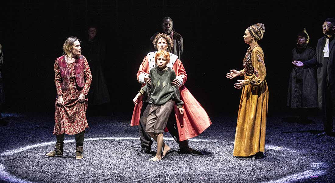 Avec « Le Cercle de craie caucasien » de Brecht, Emmanuel Demarcy-Mota et les siens offrent une illustration belle et émouvante des vertus de la tendresse. - Critique sortie Théâtre Paris Théâtre de la Ville - Sarah Bernard