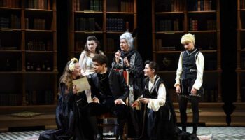 À Saint-Étienne, Benoît Lambert éclaire l’éclat spirituel des « Femmes savantes ». - Critique sortie Théâtre SAINT ETIENNE La Comédie de Saint-Etienne