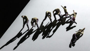 Damien Jalet présente « Onbashira Diptych » avec le Grand Théâtre de Genève - Critique sortie Danse Paris Théâtre de la Ville-Sarah Bernhardt