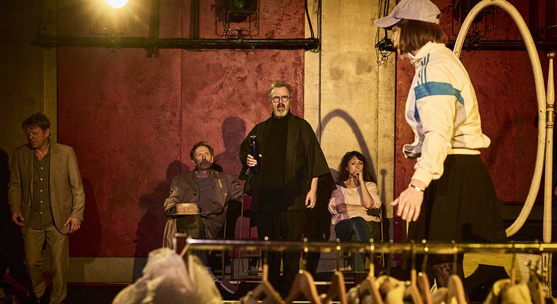 Marina Hands reprend sa mise en scène de «  Six personnages en quête d’auteur » : la fiction familiale contre le métathéâtre - Critique sortie Théâtre Paris Théâtre du Vieux-Colombier