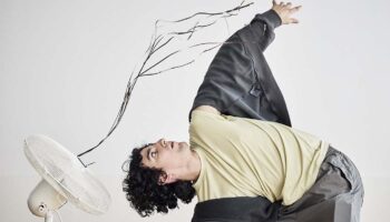 Tal Reuveny met en scène le texte de Simon Grangeat, « Au bout de ma langue انا لا اشتكي » - Critique sortie Théâtre Paris Maif Social Club