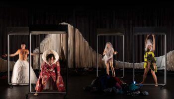 Dans « Faire le beau », Bérangère Vantusso explore les rapports que nous entretenons avec nos habits - Critique sortie Théâtre Montreuil TPM Théâtre Public de Montreuil