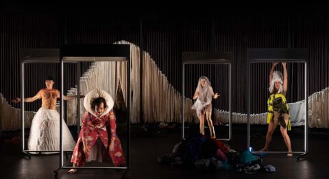 Dans « Faire le beau », Bérangère Vantusso explore les rapports que nous entretenons avec nos habits - Critique sortie Théâtre Montreuil TPM Théâtre Public de Montreuil