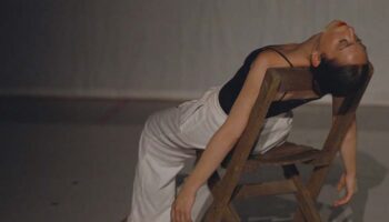 « Et vous qui êtes-vous ? » : La chanteuse flamenca Paloma Pradal s&rsquo;essaie au théâtre dans une forme d&rsquo;autoportrait - Critique sortie Théâtre Paris Théâtre du Rond-Point