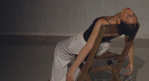 « Et vous qui êtes-vous ? » : La chanteuse flamenca Paloma Pradal s&rsquo;essaie au théâtre dans une forme d&rsquo;autoportrait - Critique sortie Théâtre Paris Théâtre du Rond-Point