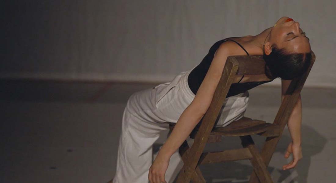 « Et vous qui êtes-vous ? » : La chanteuse flamenca Paloma Pradal s&rsquo;essaie au théâtre dans une forme d&rsquo;autoportrait - Critique sortie Théâtre Paris Théâtre du Rond-Point