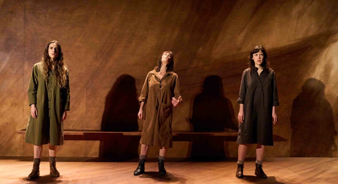 « L’Arbre à sang », mis en scène par Tommy Milliot : la parole vigoureuse de trois femmes qui reprennent leur destin en main - Critique sortie Théâtre Besançon Nouveau Théâtre de Besançon