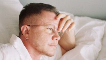 Océan présente « L&rsquo;Infiltré », spectacle en solo qui questionne toutes les normes hégémoniques - Critique sortie Théâtre Paris Les Plateaux Sauvages