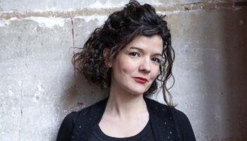 Entre intime et politique, Pauline Bureau met en scène « Entre parenthèses » - Critique sortie Théâtre Paris La Colline - Théâtre national