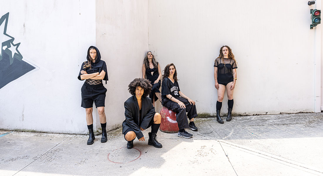 « Suspended Chorus » et « Amazzoni »,  deux créations de Silvia Gribaudi - Critique sortie  Paris Théâtre de la Ville - Théâtre des Abbesses