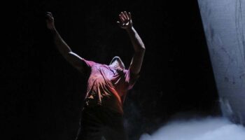 « Smoke » de Philippe Saire, pièce pour un danseur et une fumée mouvante - Critique sortie  Paris Centre culturel suisse de Paris