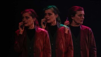 Pauline Collin tire le fil de la mémoire d’énigme en énigme en mettant en scène « Super » - Critique sortie Théâtre Ivry-sur-Seine Manufacture des Œillets