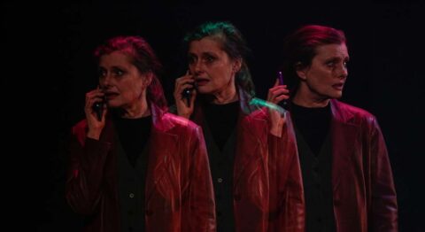 Pauline Collin tire le fil de la mémoire d’énigme en énigme en mettant en scène « Super » - Critique sortie Théâtre Ivry-sur-Seine Manufacture des Œillets