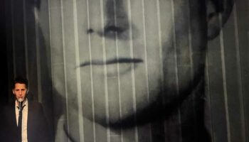 Jean-Louis Martinelli et Mounir Margoum adaptent « Un homme sans titre » de Xavier Le Clerc - Critique sortie Théâtre Paris Théâtre de la Ville-Sarah Bernhardt