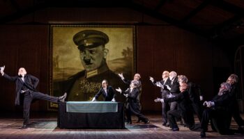 Ariane Mnouchkine et les siens créent « Ici sont les Dragons, Deuxième Époque » : une fresque brillamment incarnée qui nous alerte - Critique sortie Théâtre Paris Théâtre du Soleil