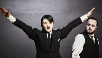 Jean Bellorini met en scène « L’Ordre du jour » d’après Éric Vuillard, une œuvre chorale d’une acuité tranchante - Critique sortie Théâtre Paris Théâtre du Vieux-Colombier