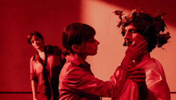 « Au-delà de toute mesure », une création en forme de rêverie et de quête existentielle d&rsquo;Elsa Agnès - Critique sortie Théâtre Paris Théâtre de la Tempête