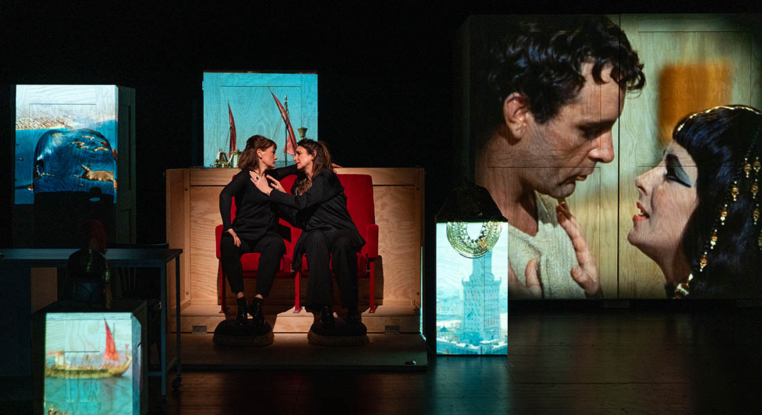 Dan Jemmett célèbre la dernière reine d’Égypte en mettant en scène le ludique et inventif « Cléopâtre » de Rémi De Vos - Critique sortie Théâtre Genève Théâtre Am Stram Gram