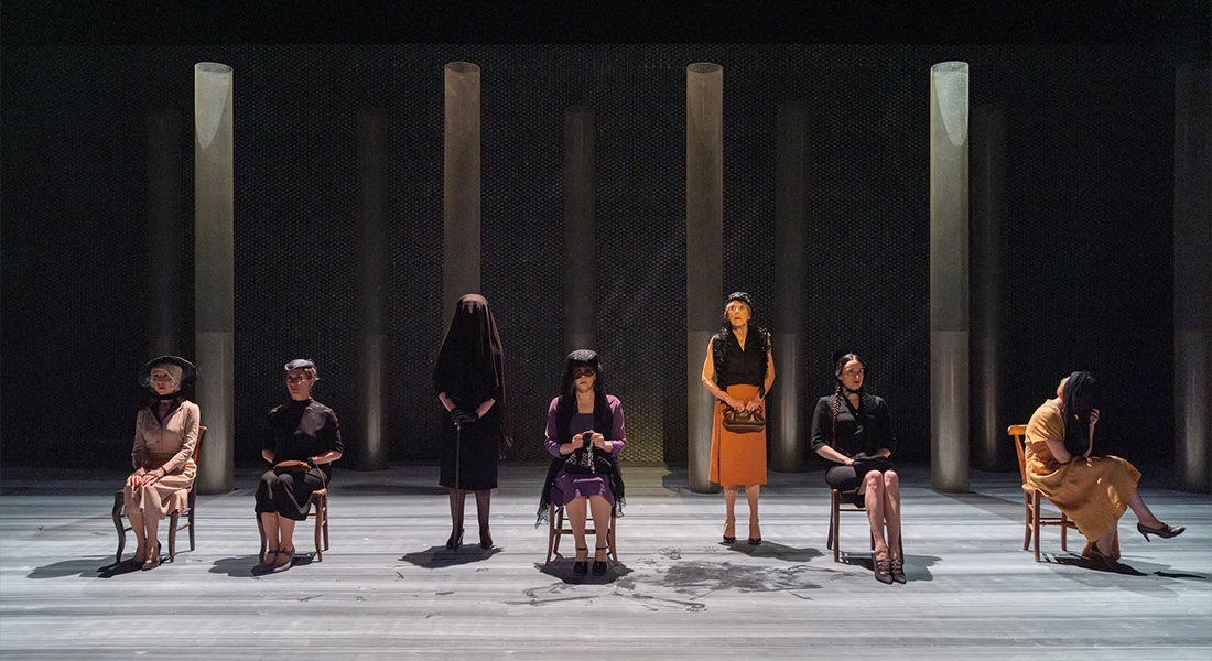 Thibaud Croisy propose une vision esthétisante de « La Maison de Bernarda Alba » de Federico García Lorca, avec des interprètes de haut vol - Critique sortie Théâtre Gennevilliers T2G - Théâtre de Gennevilliers