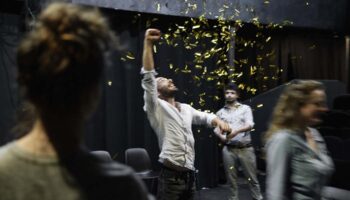 Guillaume Gras adapte « Un Ennemi du Peuple » de Henrik Ibsen - Critique sortie Théâtre Paris La Maif Social Club