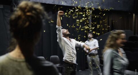 Guillaume Gras adapte « Un Ennemi du Peuple » de Henrik Ibsen - Critique sortie Théâtre Paris La Maif Social Club