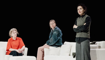 Stéphane Braunschweig présente « À notre place » d&rsquo;Arne Lygre, un thriller psychologique qui interroge les affres de l’amitié - Critique sortie Théâtre Paris