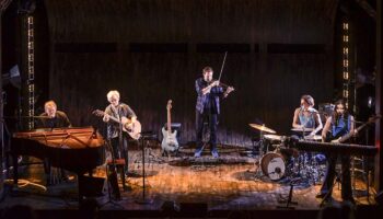 « Art majeur » mis en scène par Guillaume Barbot, explore comment des chansons peuvent marquer nos vies - Critique sortie Théâtre 75 001 Paris Studio de la comédie française