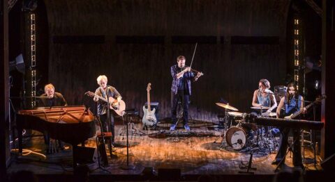 « Art majeur » mis en scène par Guillaume Barbot, explore comment des chansons peuvent marquer nos vies - Critique sortie Théâtre 75 001 Paris Studio de la comédie française